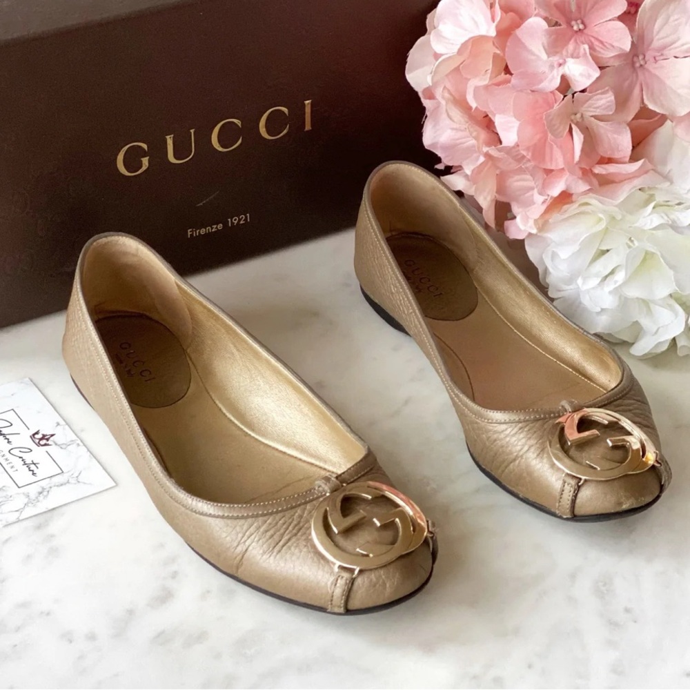 Description:
Gucci flats in metallic taupe leather featuring gold-tone
double G